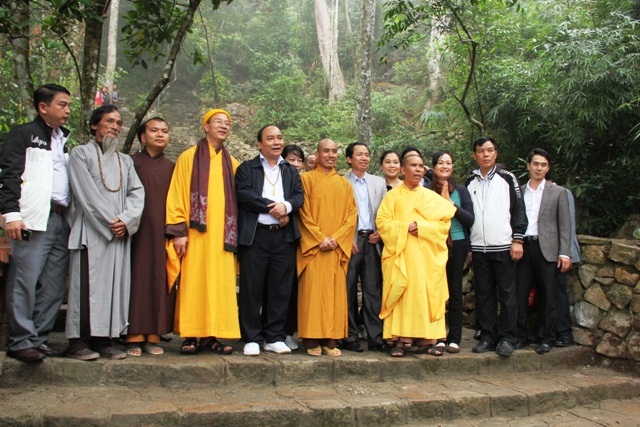 Phó[-]Thủ[-]tướng[-]chụp[-]ảnh[-]lưu[-]niệm[-]với[-]thầy[-]Thích[-]Tâm[-]Mẫn[-]và[-]lãnh[-]đạo[-]Ban[-]Quản[-]Lý[-]khu[-]di[-]tích[-]danh[-]thắng[-]Yên[-]Tử